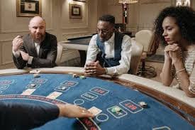 Người chơi trải nghiệm casino trực tuyến xz88 trên điện thoại di động